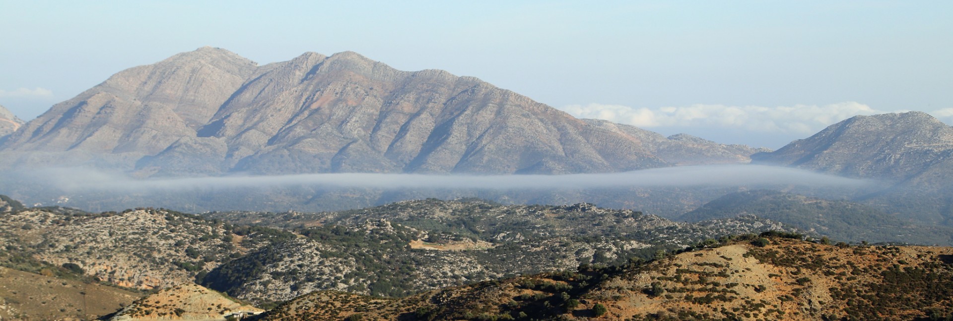 Bild från min balkong i byn Anogia, dock inte rätt berg i korsordet