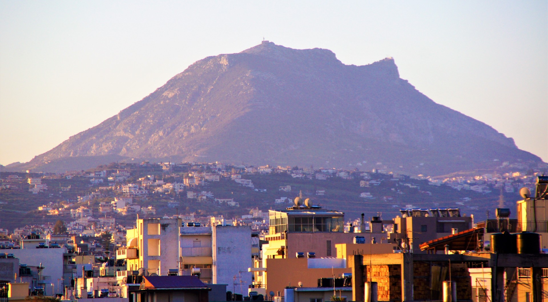 Det mytomspunna berget Giouhtas strax utanför Heraklion där Zeus sägs vara begravd. Näsa och panna syns tydligt 