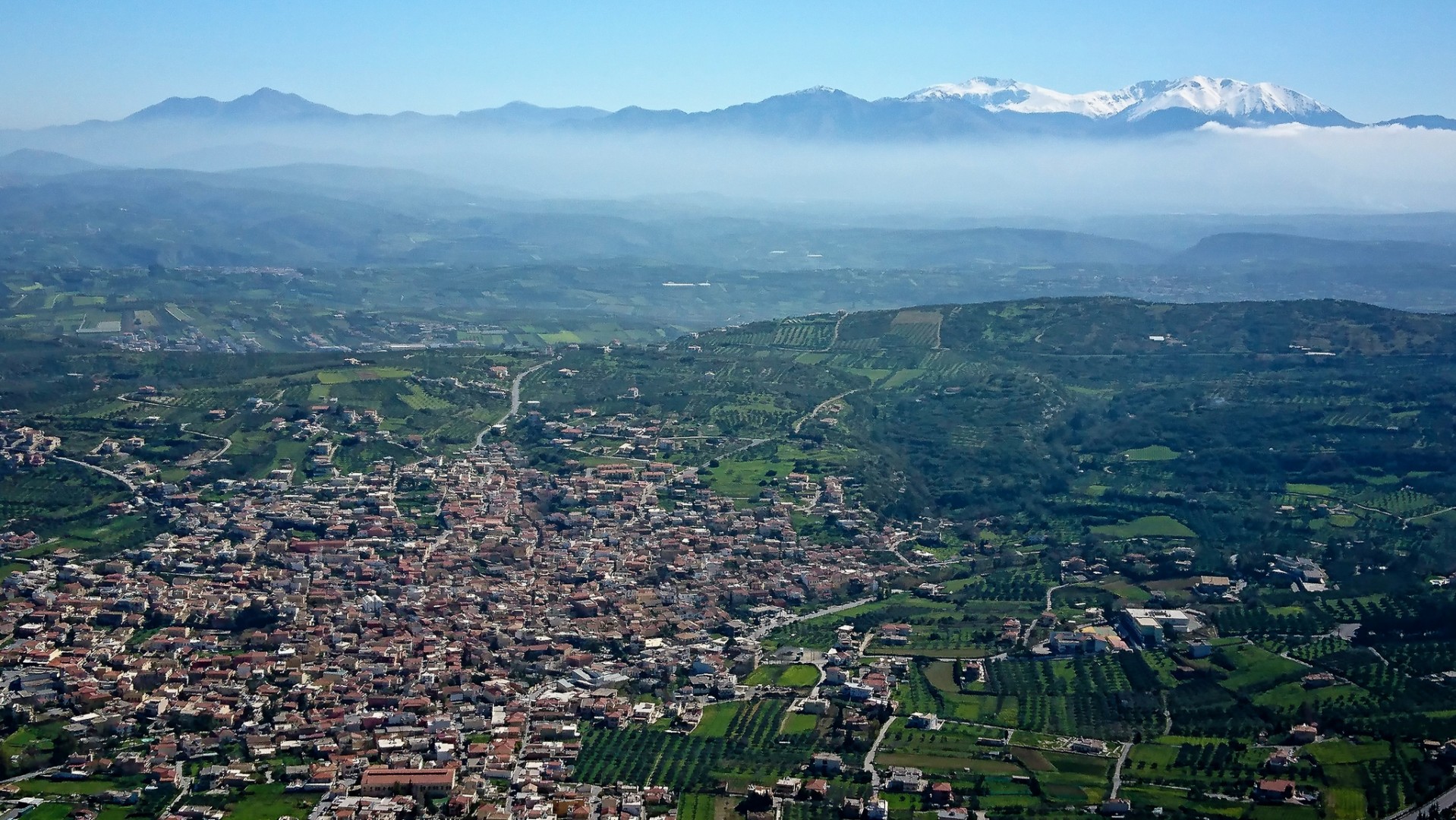 Archanes med Diktibergen i bakgrundenpå ena sidan