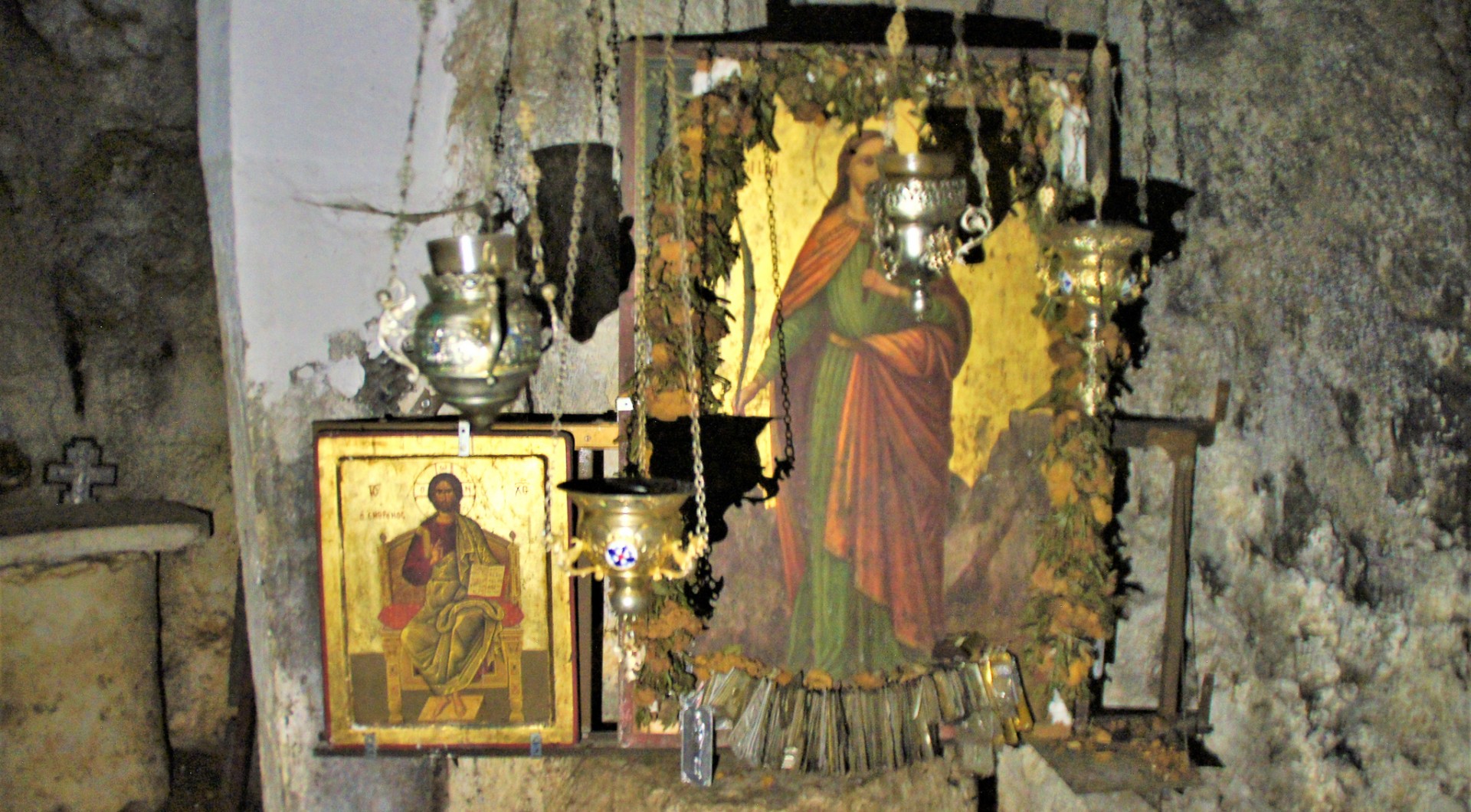 Hit når inte ljuset i den inre kammaren och kyrkan Agio Foteini