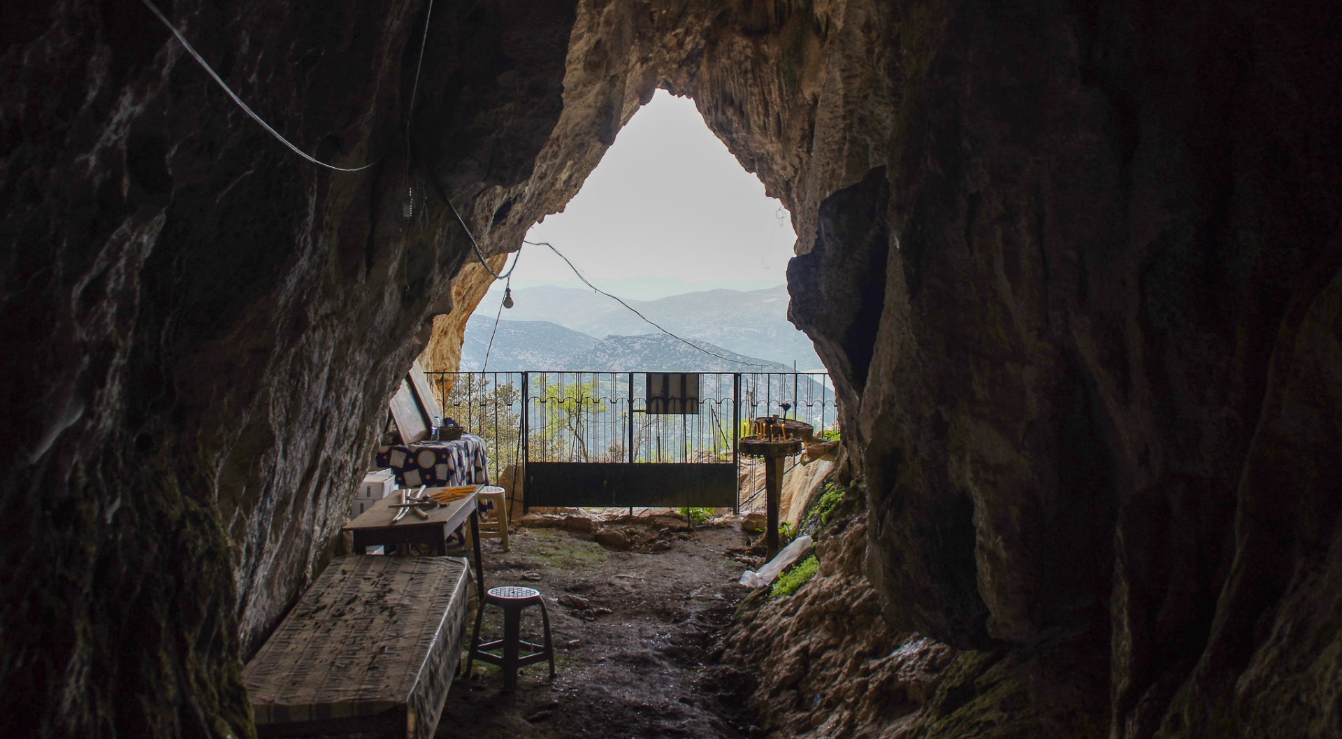Dagsljuset vid ingången till Grottan och Agia Foteini