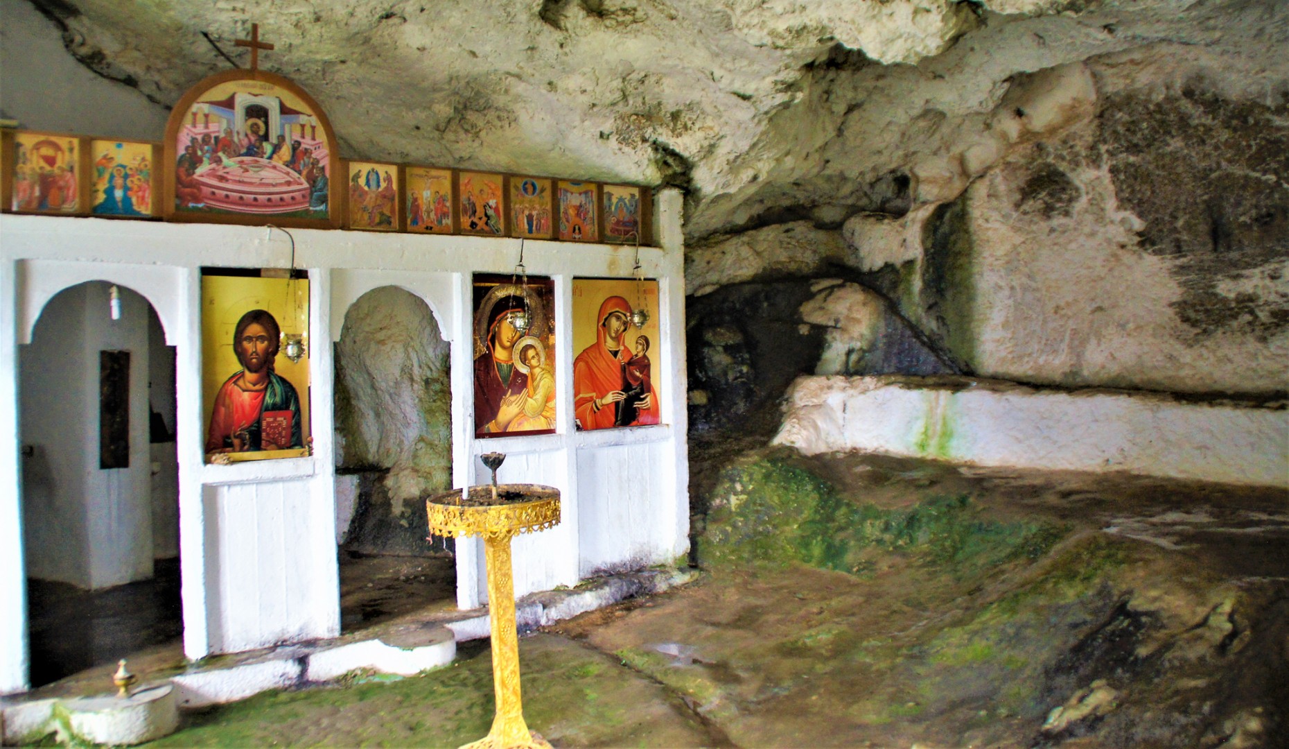 Interiör i Agia Anna som delvis är byggd i en grotta