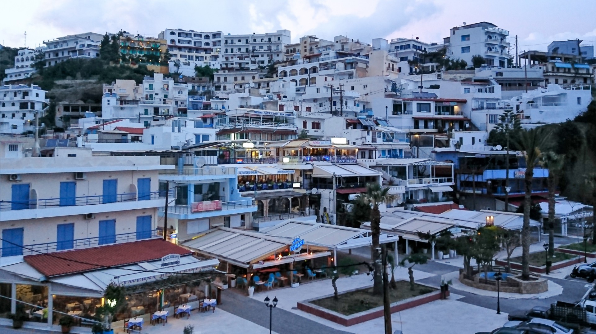 Agia Galini i skymningen