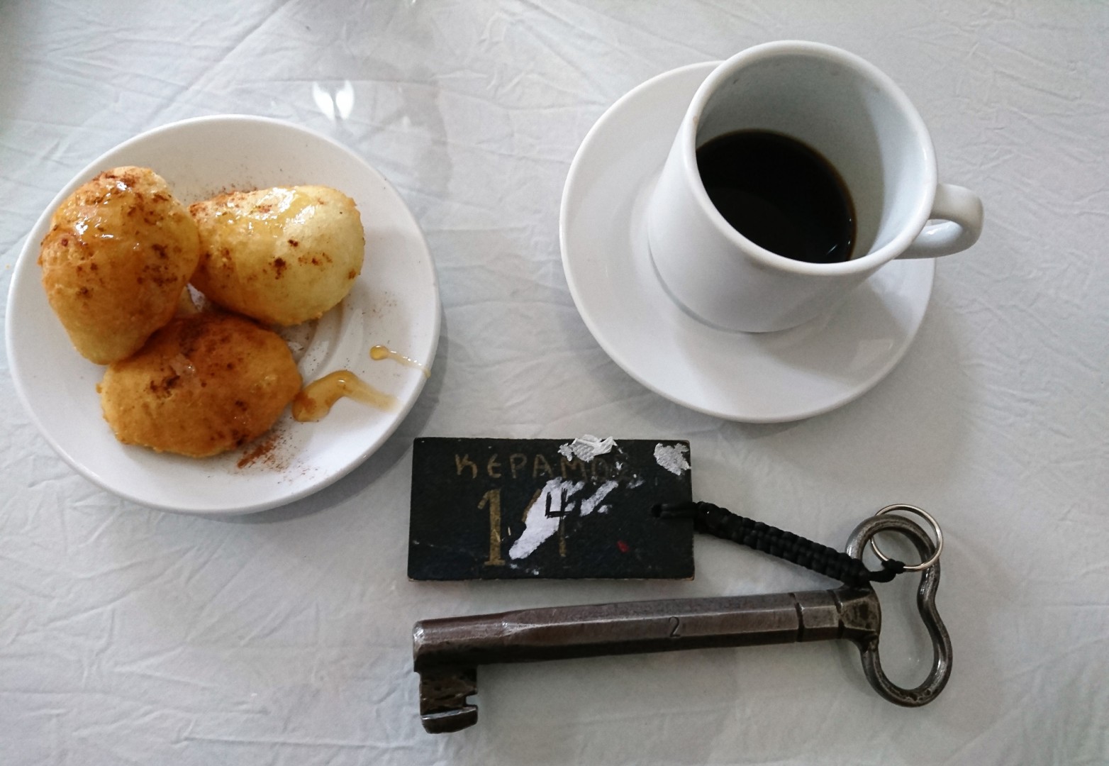 Kaffe, bullar och kanske världens största hotellrumsnyckel. Det är Hotel Keramos