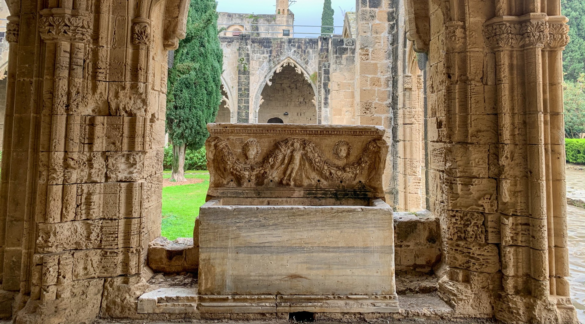 Återvunnen romersk sarkofag fungerade bra som vattenbehållare där munkarna tvättade sina händer