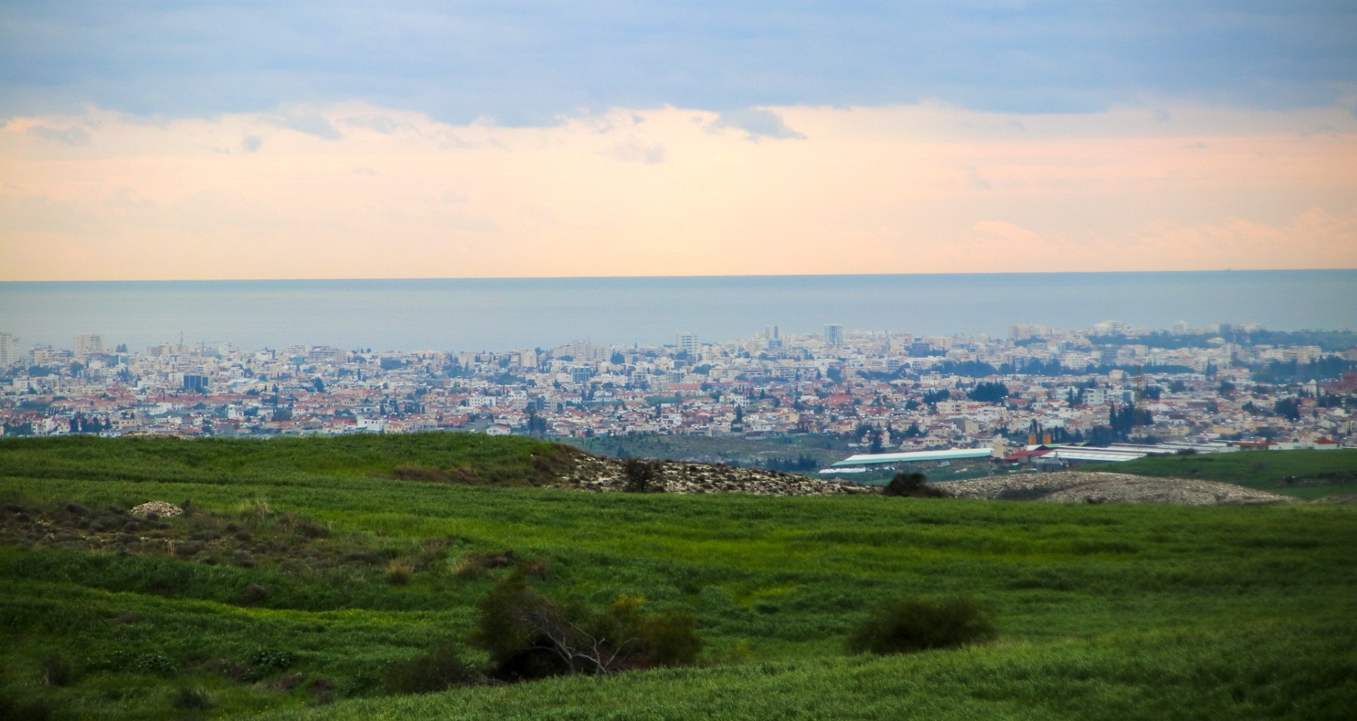 En skymt av Larnaca strax före Avdellero