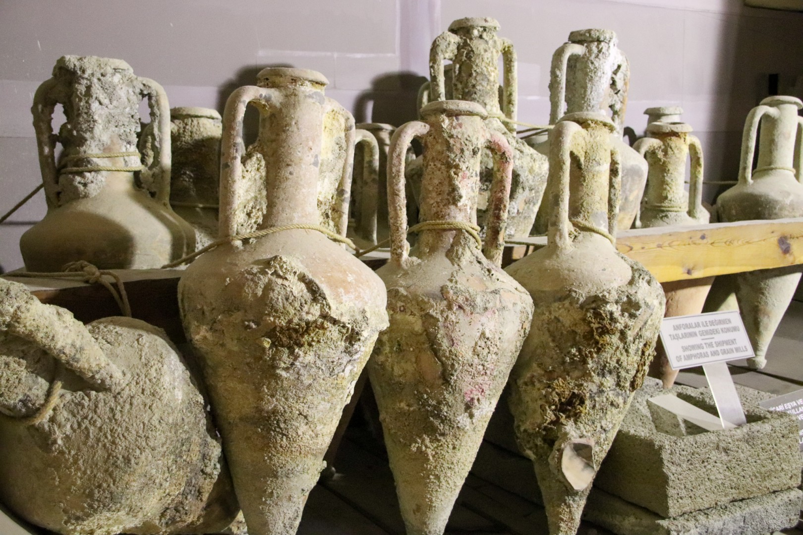 Amforor bärgade från en grekiskt båt som sjönk för 2300 år sedan