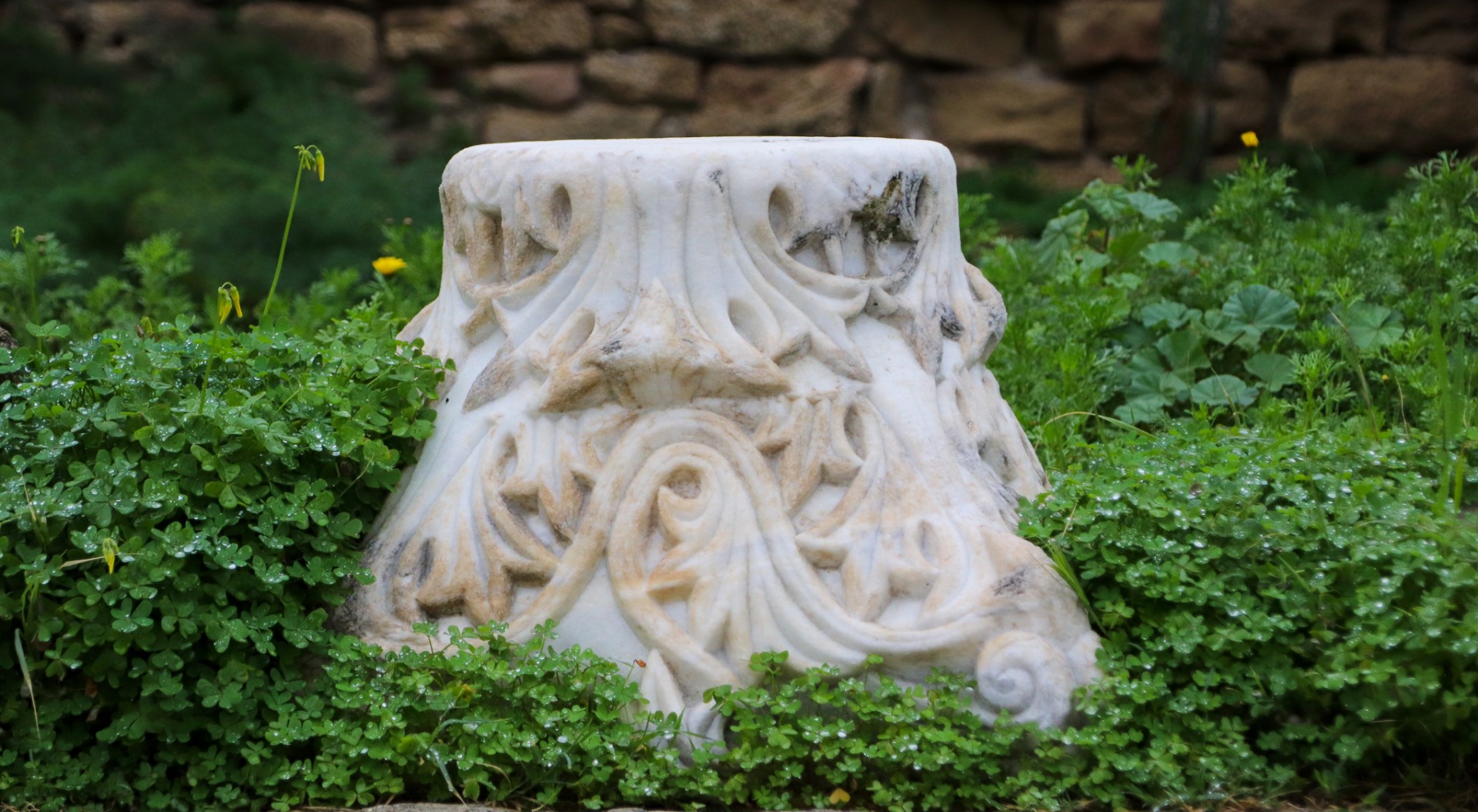 En del av ett tempel? Ännu en vacker stenbumling