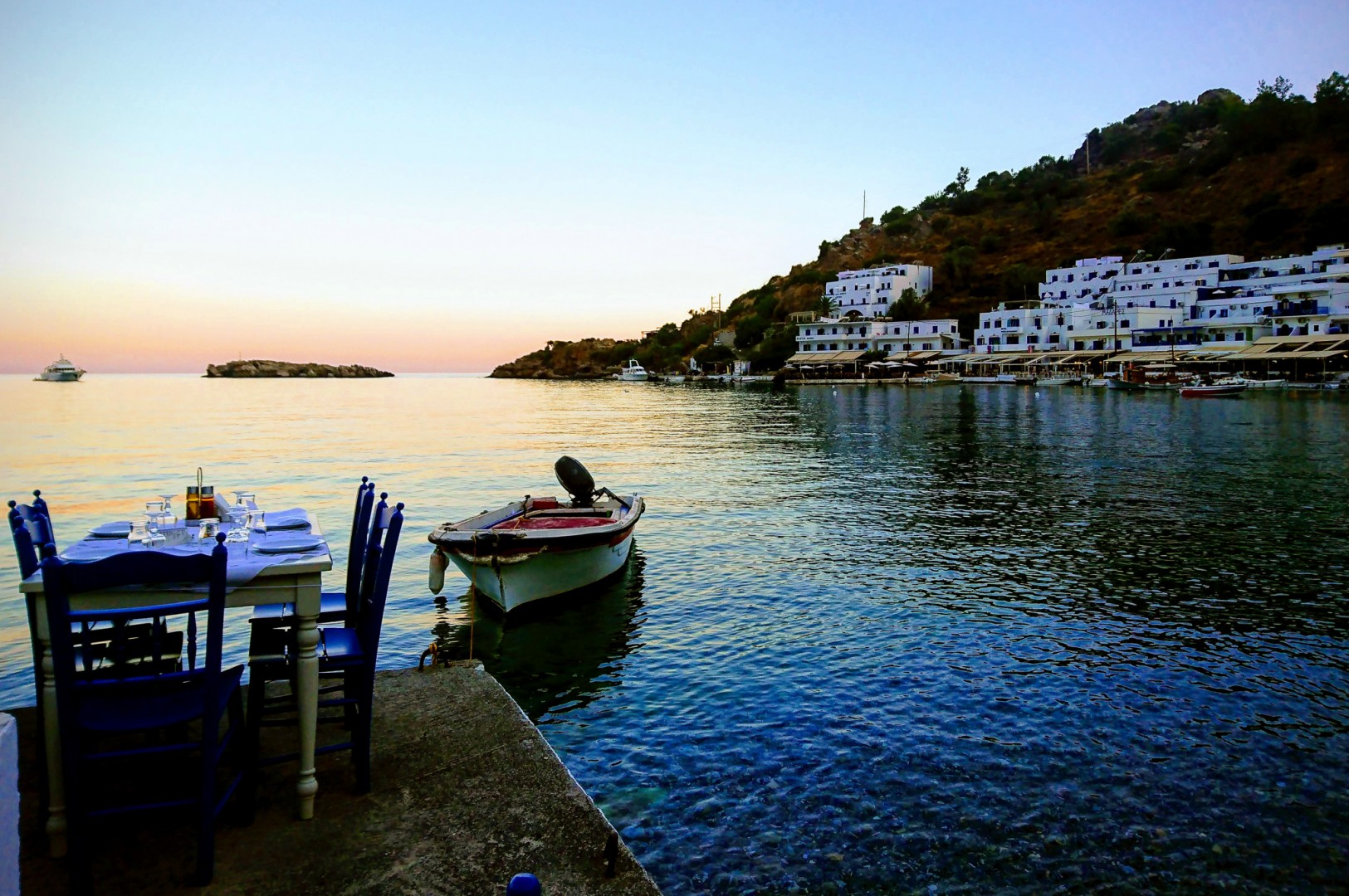 Sista båten har gått med skymning och kvällen kan börja