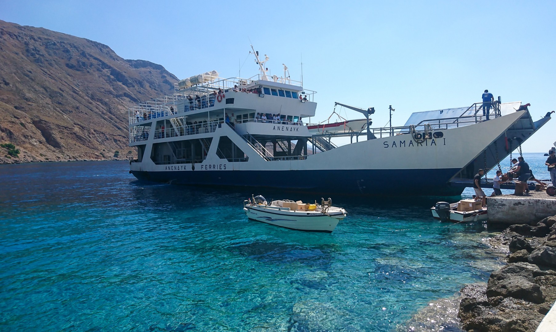 Färjan anländer Loutro på södra Kreta