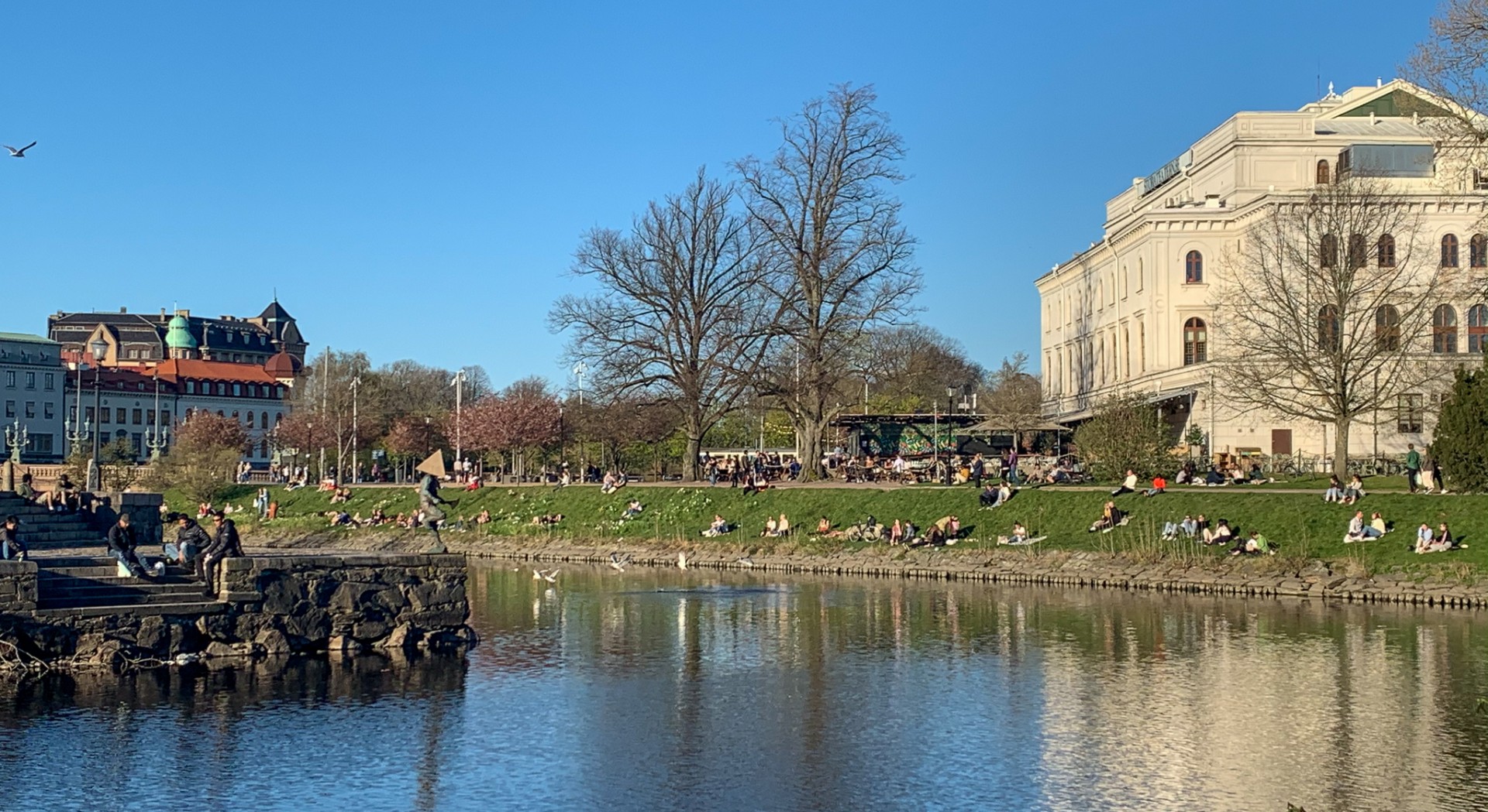 Göteborgare njuter av vårsolen och första värmen. En och annan tycks glömma det där med avstånd