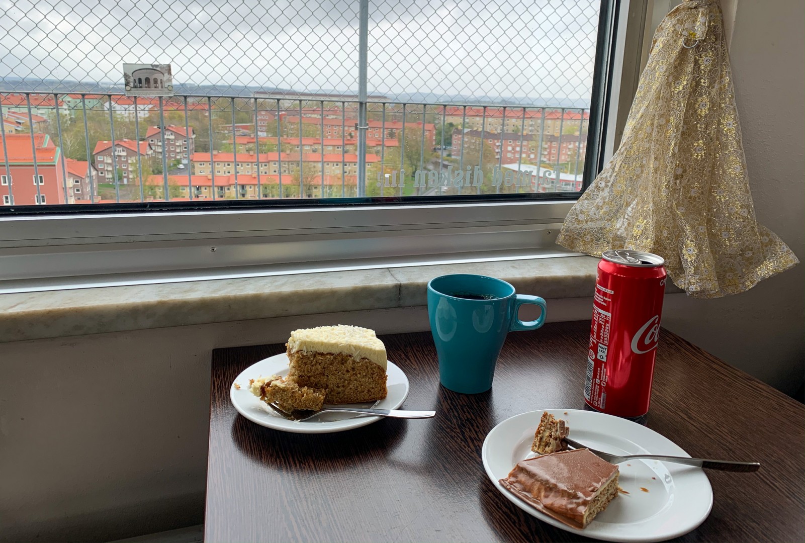 Bara fönsterbord och glest mellan borden i Guldhedstornets café