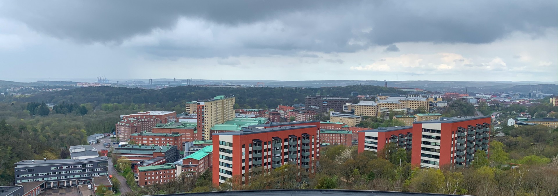 Utsikt över Sahlgrenska sjukhuset, Vitsippedalen och Änggårdsbergen från caféet i Guldhedstornet