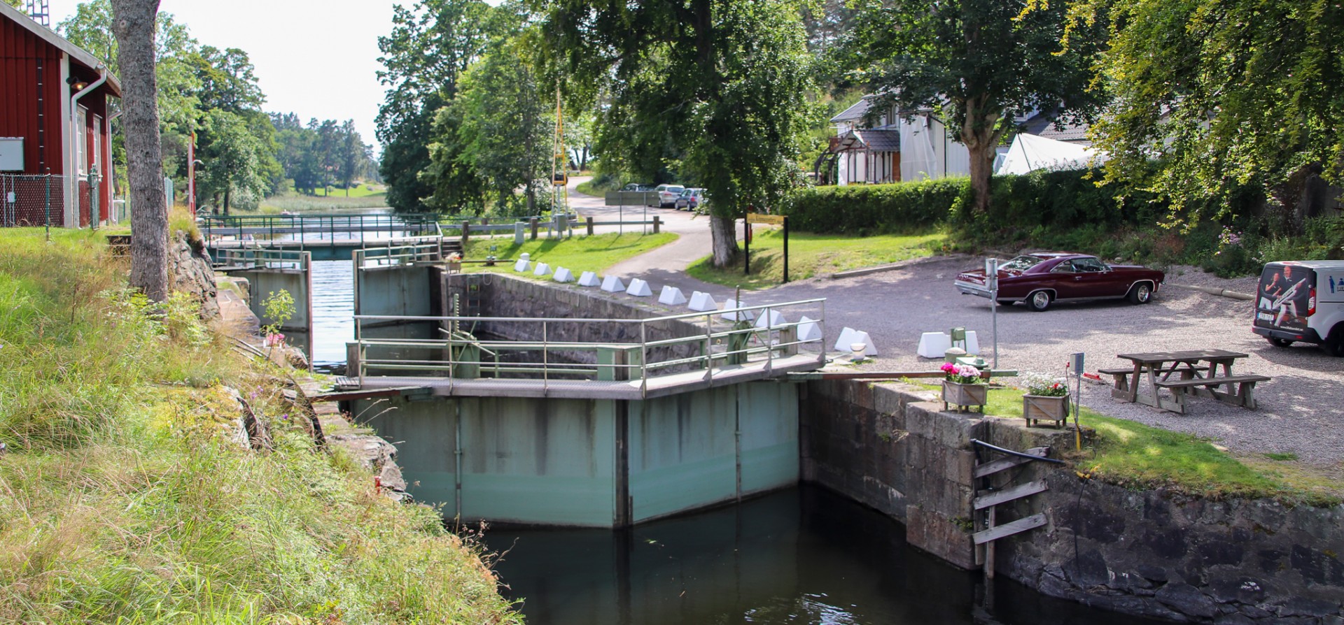 Första slussen i Dalslands kanal, Köpmannebro, med den gamla landsvägen och svängbron bakom