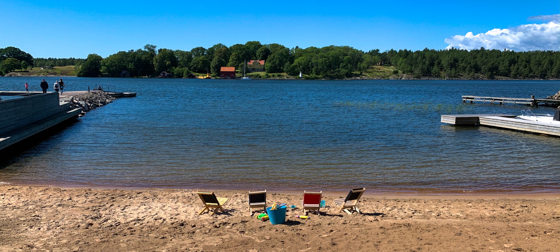 Brommö på andra sidan från badstranden vid Laxhall, Torsö
