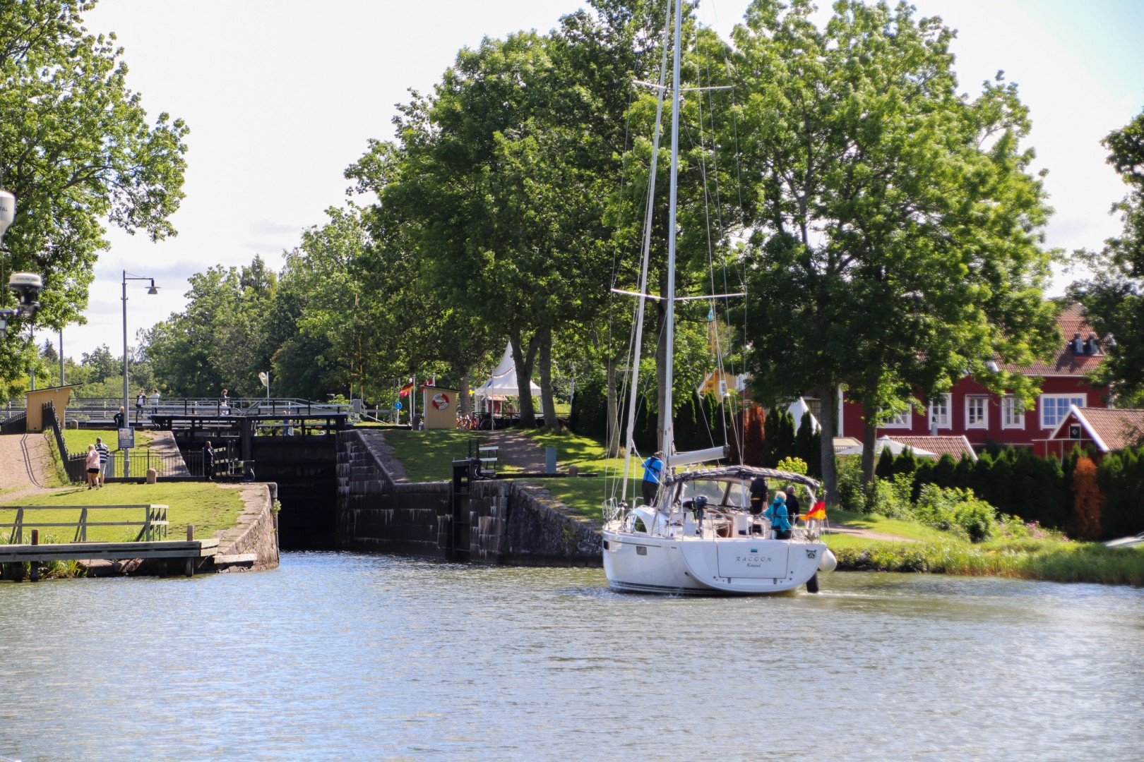 Promenader i Sjötorp vid Göta kanal