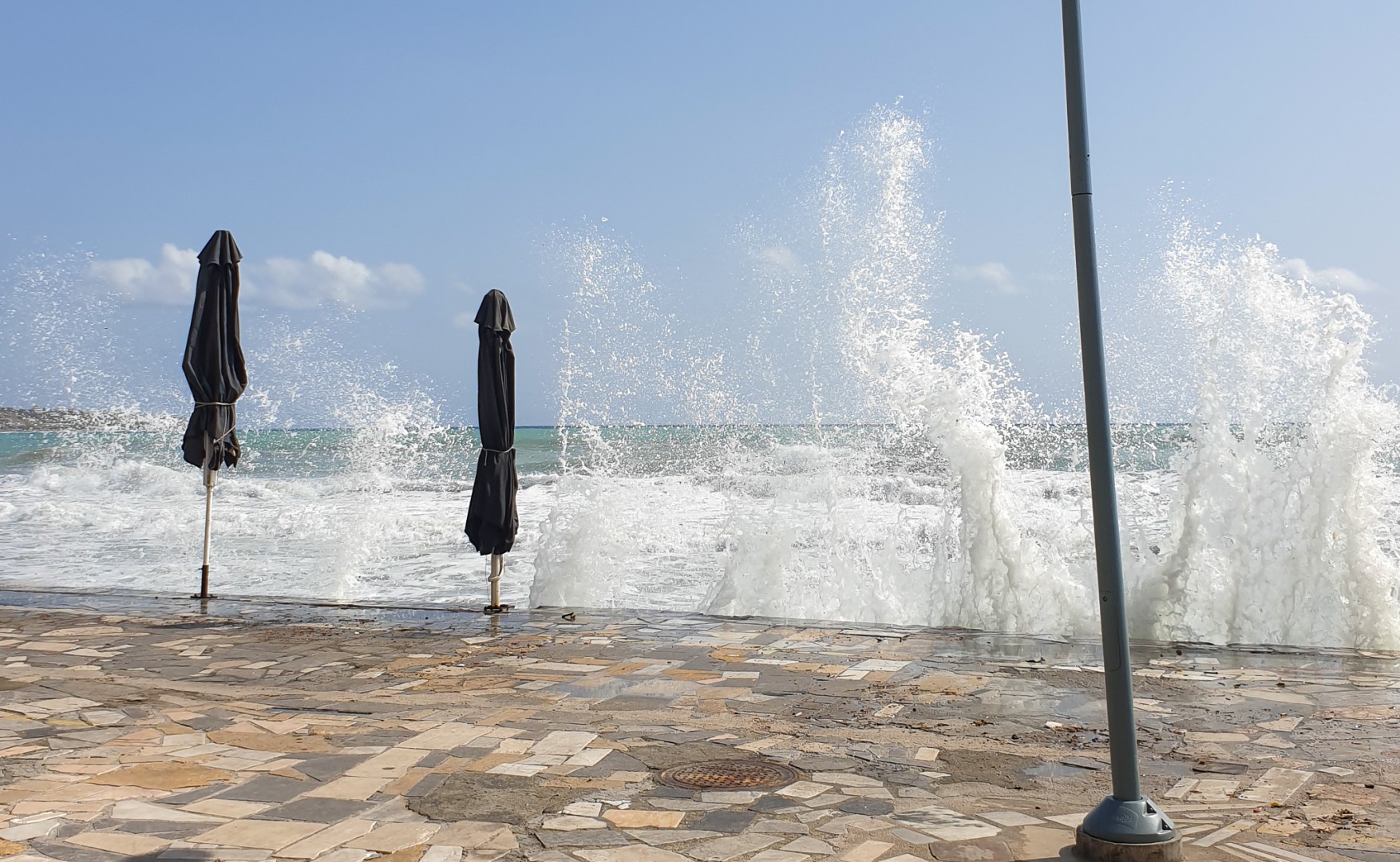 Efterdyningar av stormen slår mot strandpromenaden i Ierapetra. Foto: Monica Andersson