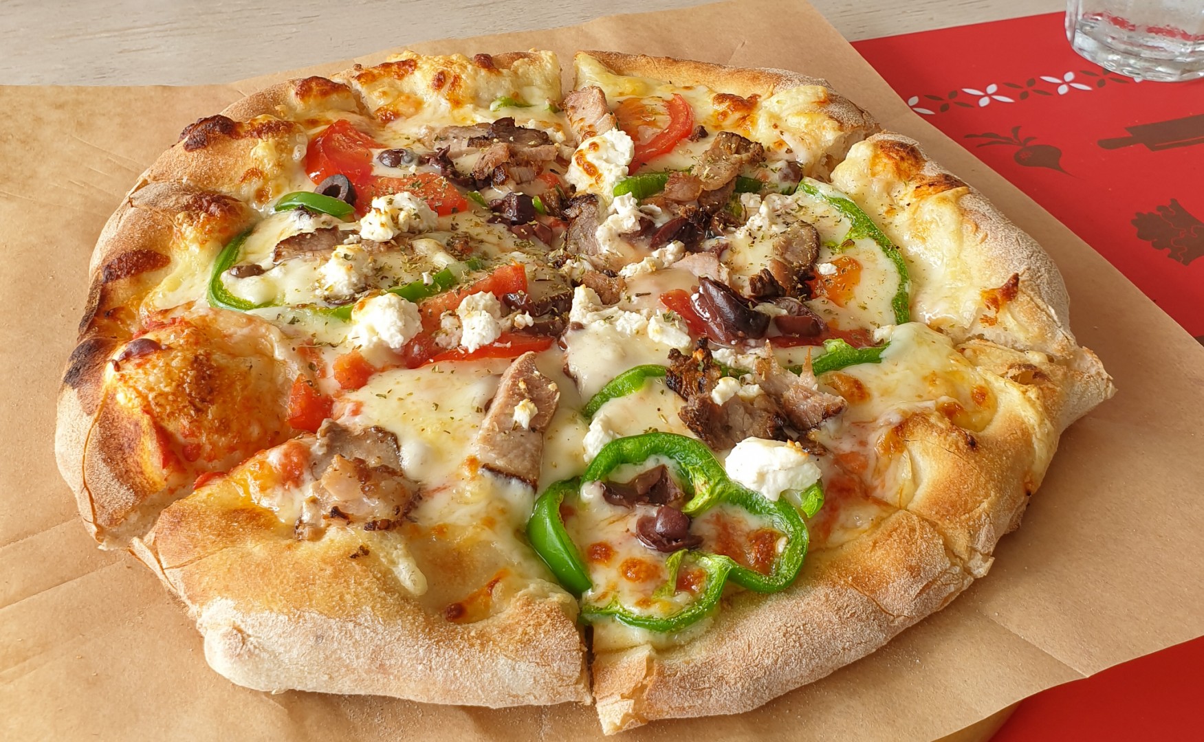 Pizza med fetaost och apaki. Foto: Monica Andersson