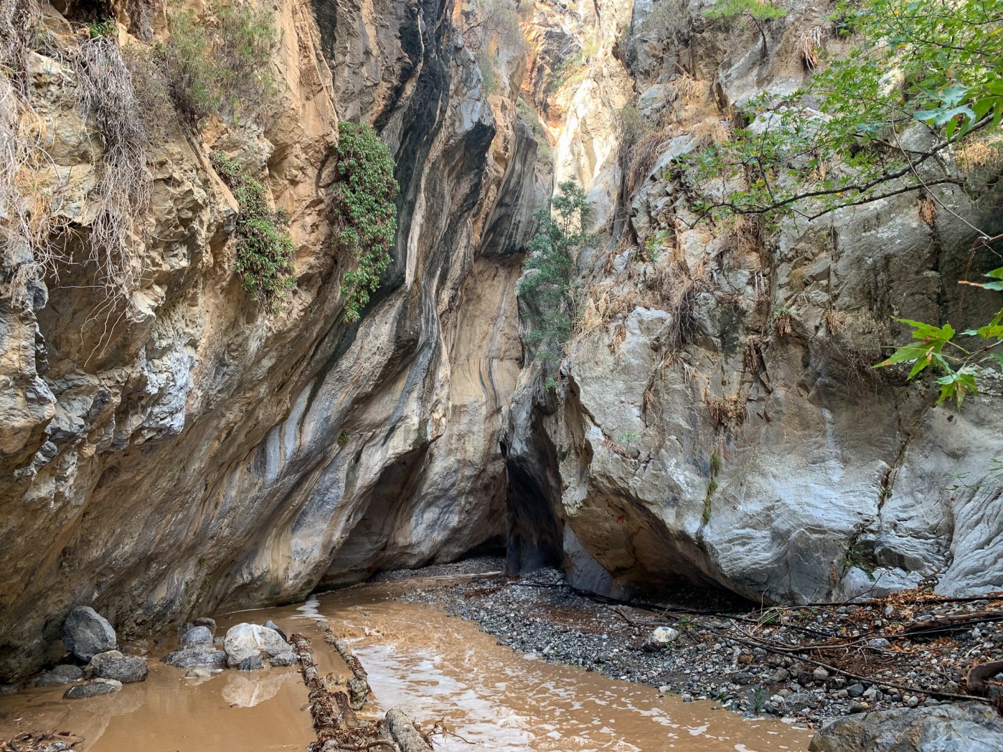 Vattenflödet ur ingången till Sarakinasravinen