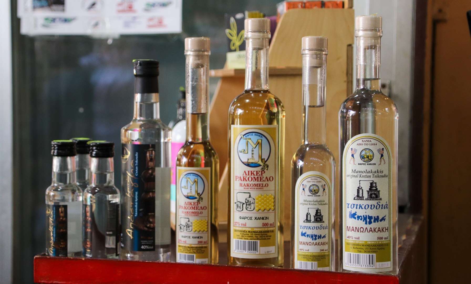 Olika sorter av raki. Även raki med honung, så kallad rakomelo