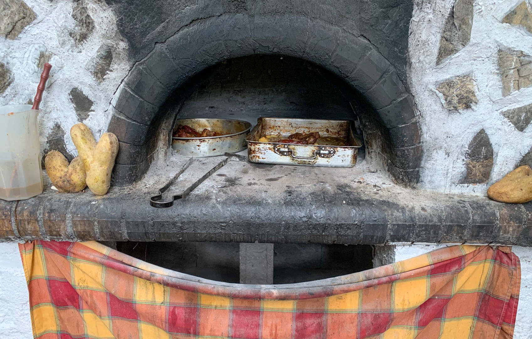 Vedeldad ugn med get och fläsk på gång