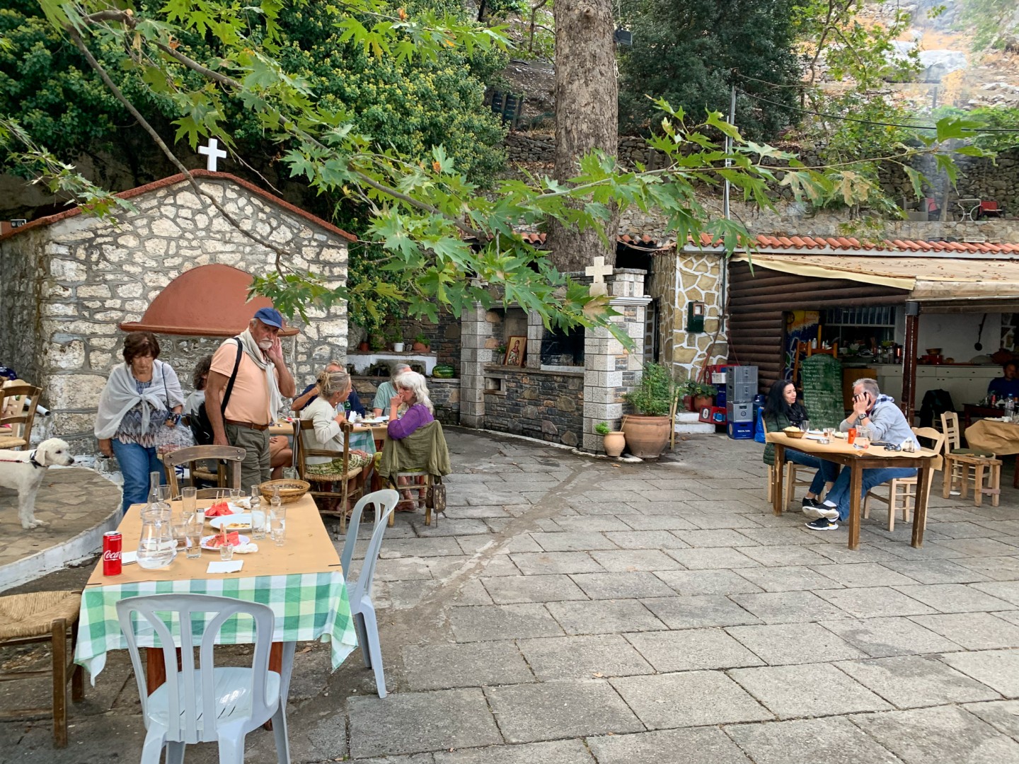 Den lilla kyrkan Agia Paraskevi vid tavernan