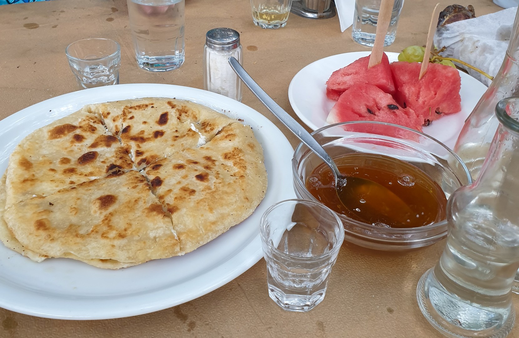 Vattenmelon och en sorts paj med färskost. Foto Monica Andersson