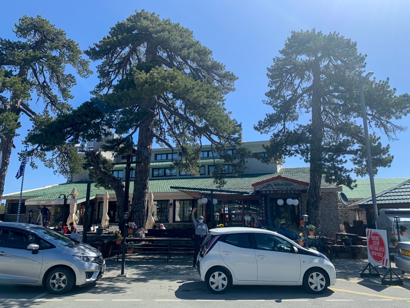 Bilen står redo att lämna Troodos Hotel