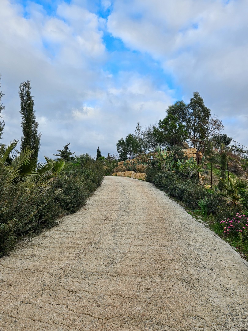 Vägen upp inom trädgården. Foto: Monica Andersson