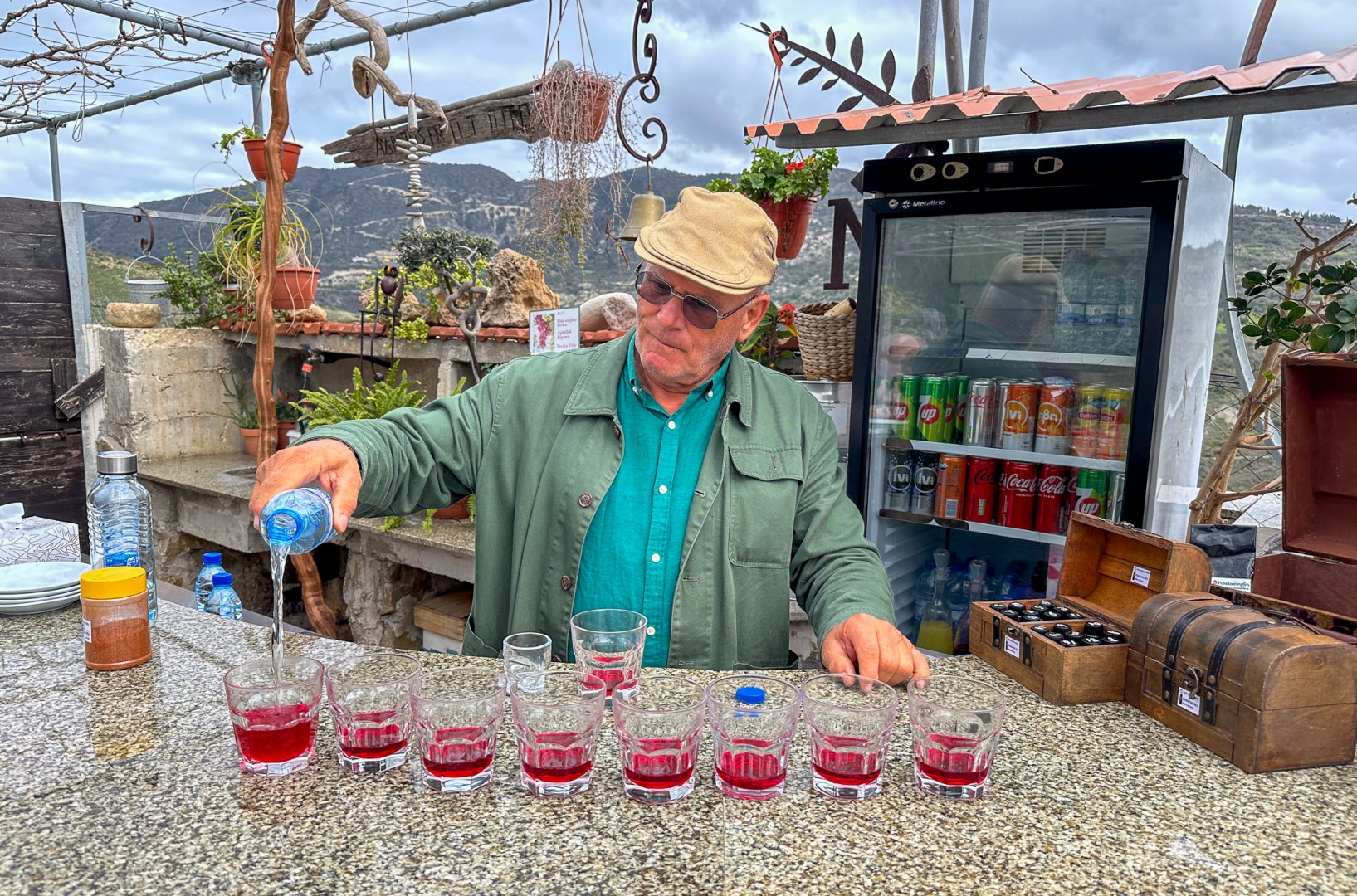 Dr. Michalis Mountis serverar sin fru Marias lemonad av rosenvatten