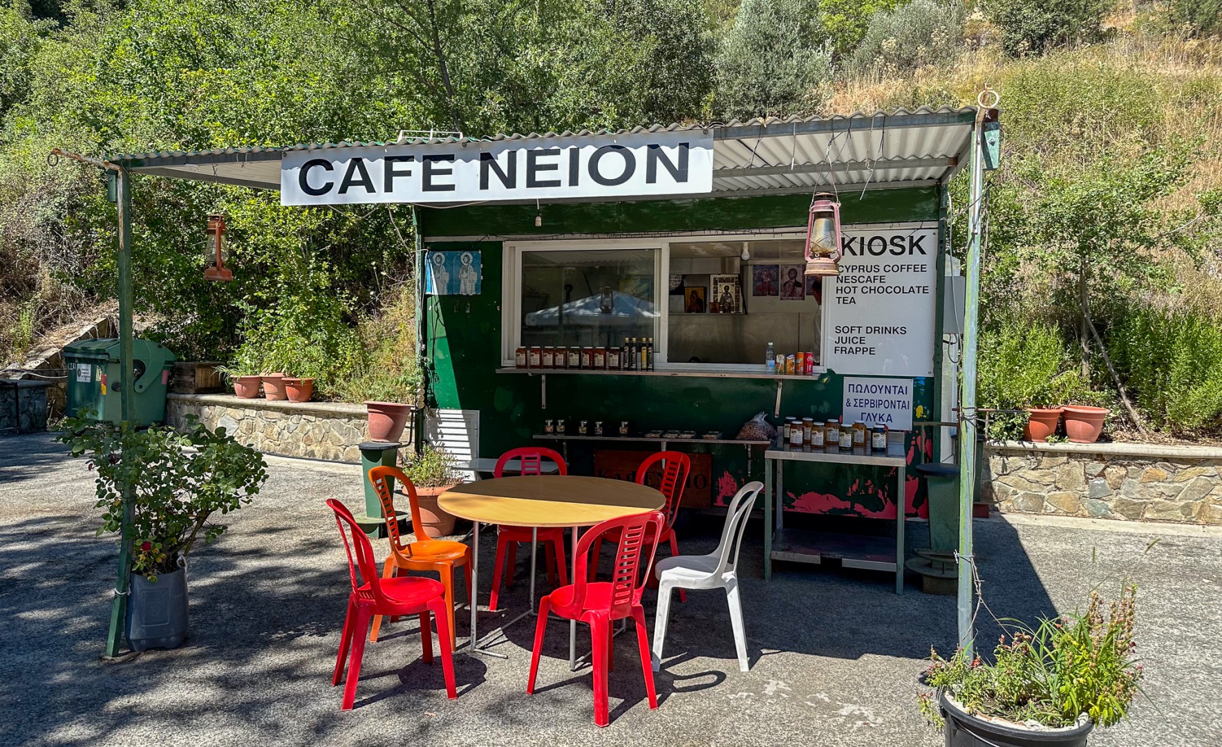 Enkelt kafeneion och samlingspunkt för bybor i Lagoudera, Troodosbergen på Cypern