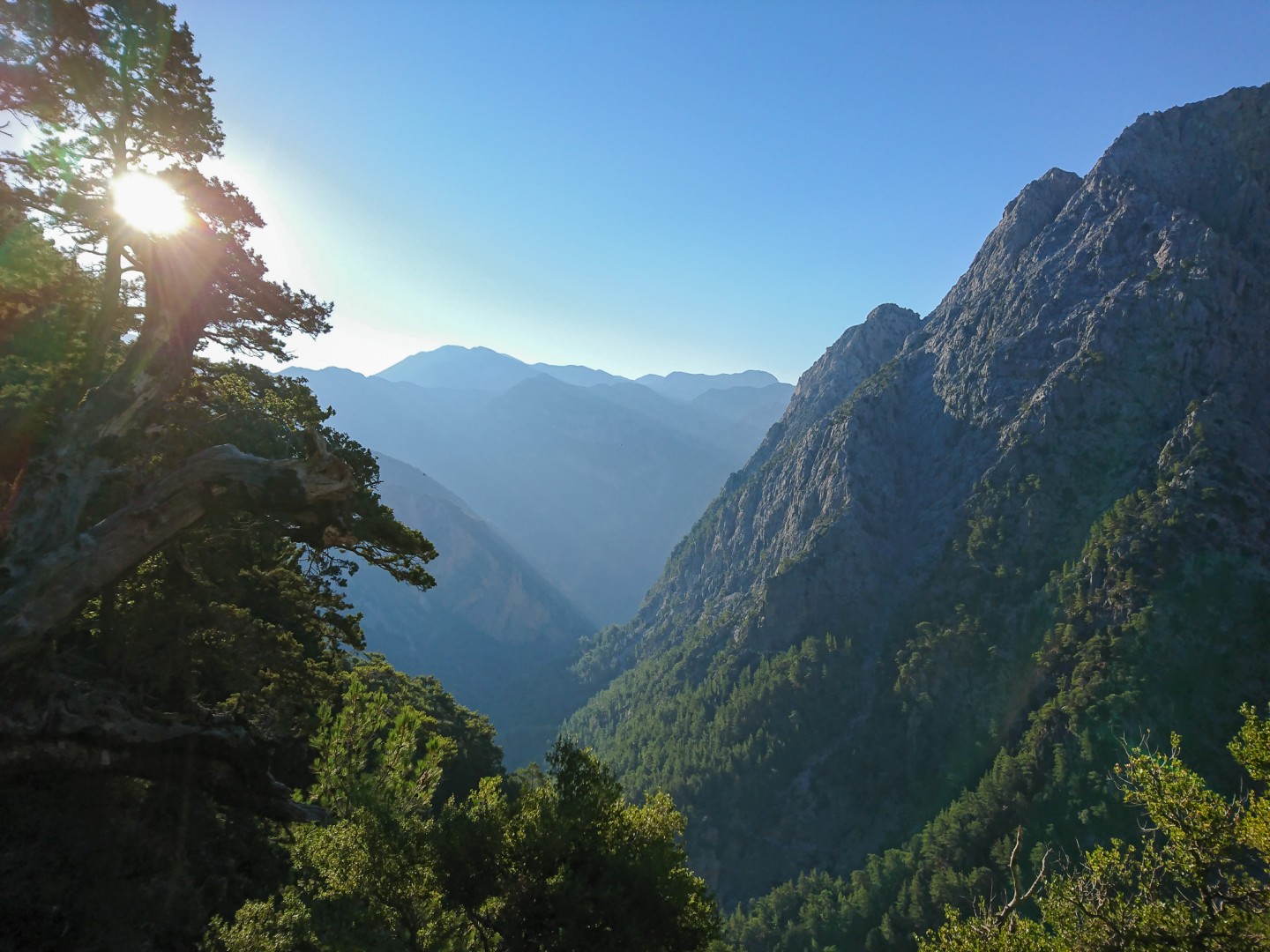 Solen värmer vid starten till Samaria-ravinen på Kreta