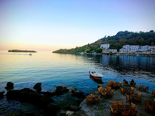 Kvällsaktiviteter på Keramos uteservering