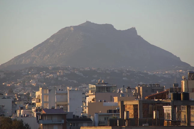 Berget Ghiouktas söder om Heraklion där enligt myten gudarnas konung Zeus ligger begravd. Man ser tydligt Zeus näsa och panna.